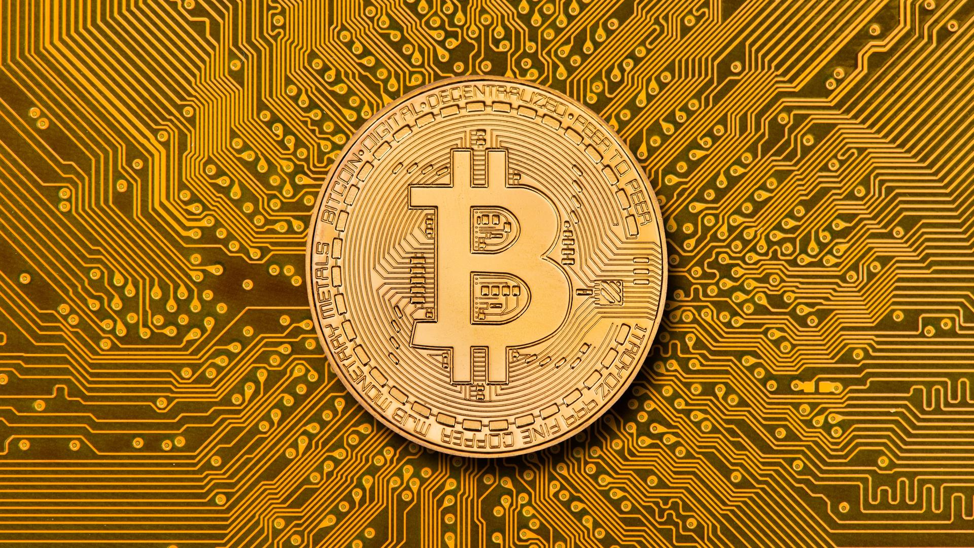 Ein Symbolbild eines Bitcoin: Tatsächlich gibt es sie nur digital. Quelle: IMAGO / Wolfilser